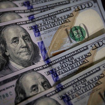 El dólar retrocedió empujado por las tasas que se dispararon hasta superar el 70%