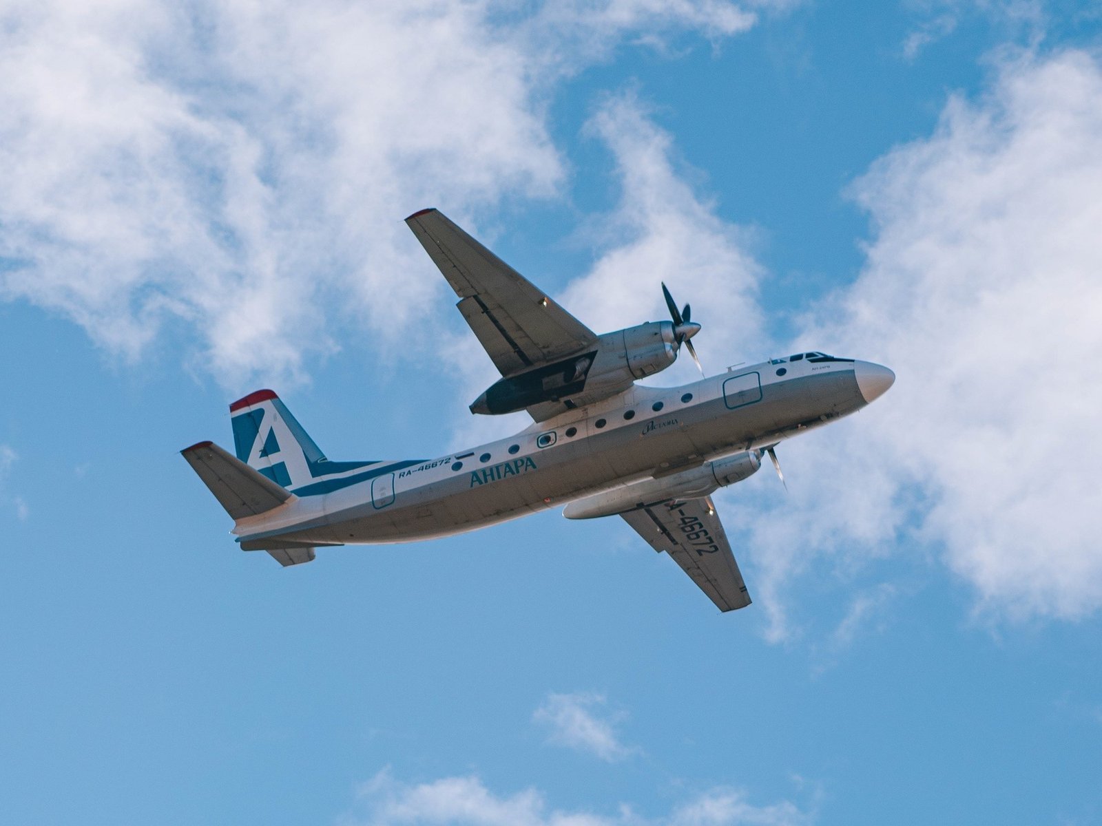 Un nuevo misterio en el aire: la desaparición de un avión en el lejano oriente ruso La inquietante noticia de la desapar... Descubre más sobre dolor, vasily,...