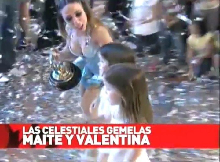 Noelia Pompa festejó su victoria con las gemelas. Foto: Captura TV