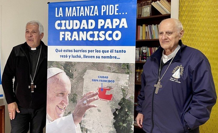 Los obispos Eduardo García de San Justo y Jorge Torres Carbonell de Gregorio de Laferrere con el afiche de la propuesta.