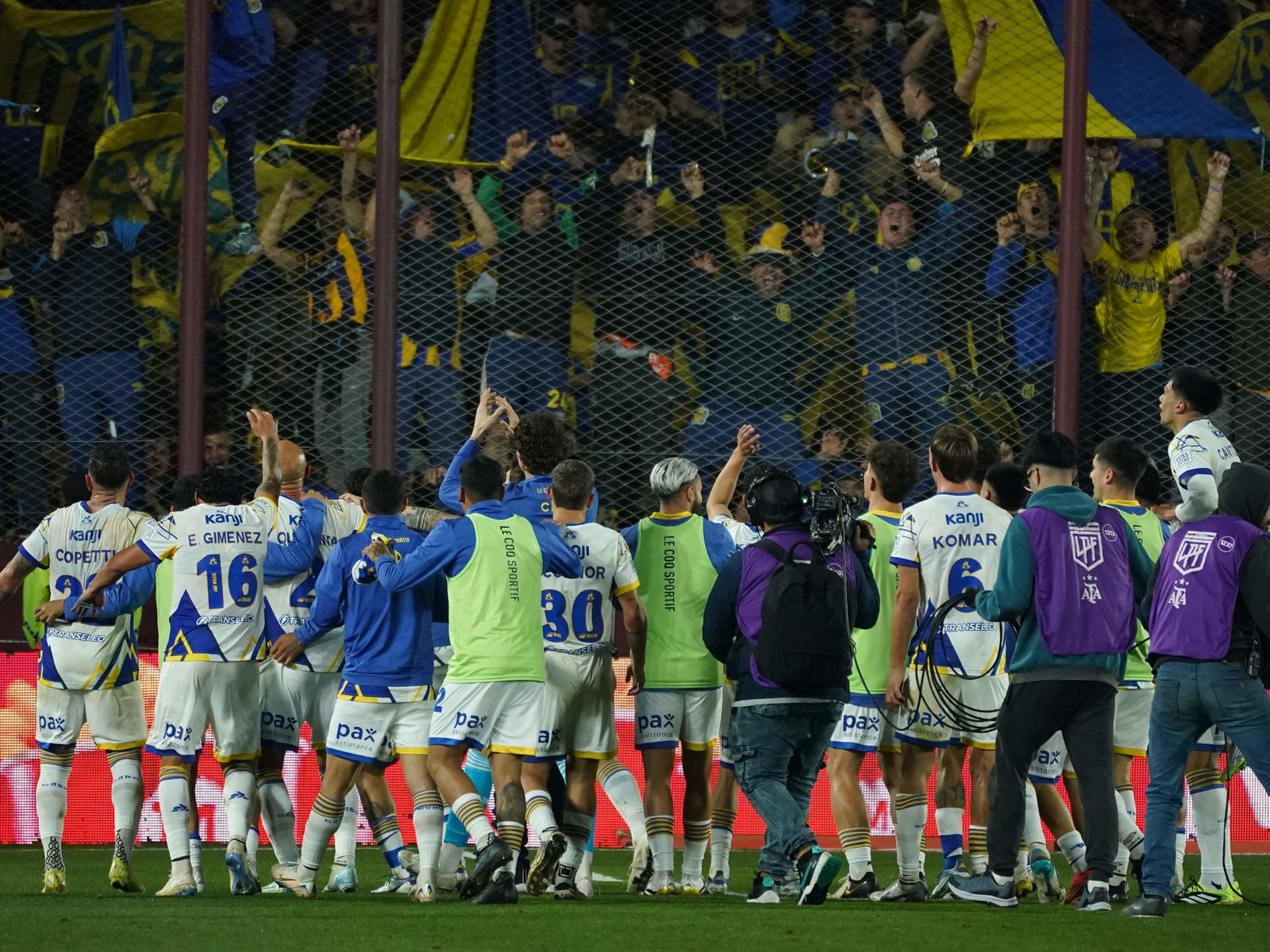 El regreso de la pasión: el eco de las tribunas argentinas resuena en Lanús Este fin de semana, el fútbol argentino volv... Descubre más sobre escucharon, to...