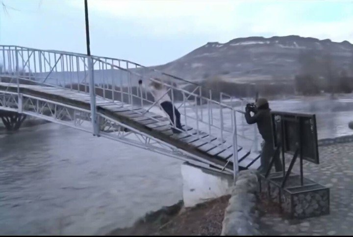 Paula Bernini sufrió un accidente en vivo durante su cobertura en Neuquén. Foto: Captura TV
