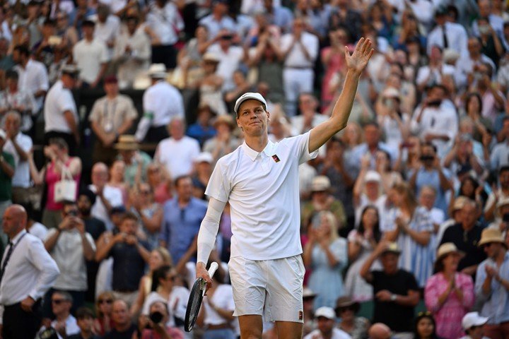 Jannik Sinner no le dio chances a Novak Djokovic y se clasificó a su primera final de Wimbledon. Foto: Xinhua / Zhao Dingzhe.