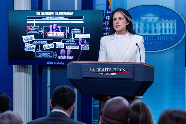 La jefa de Inteligencia de EE.UU., Tulsi Gabbard, en una rueda de prensa en la Casa Blanca donde apuntó contra Barack Obama. Foto: EFE 