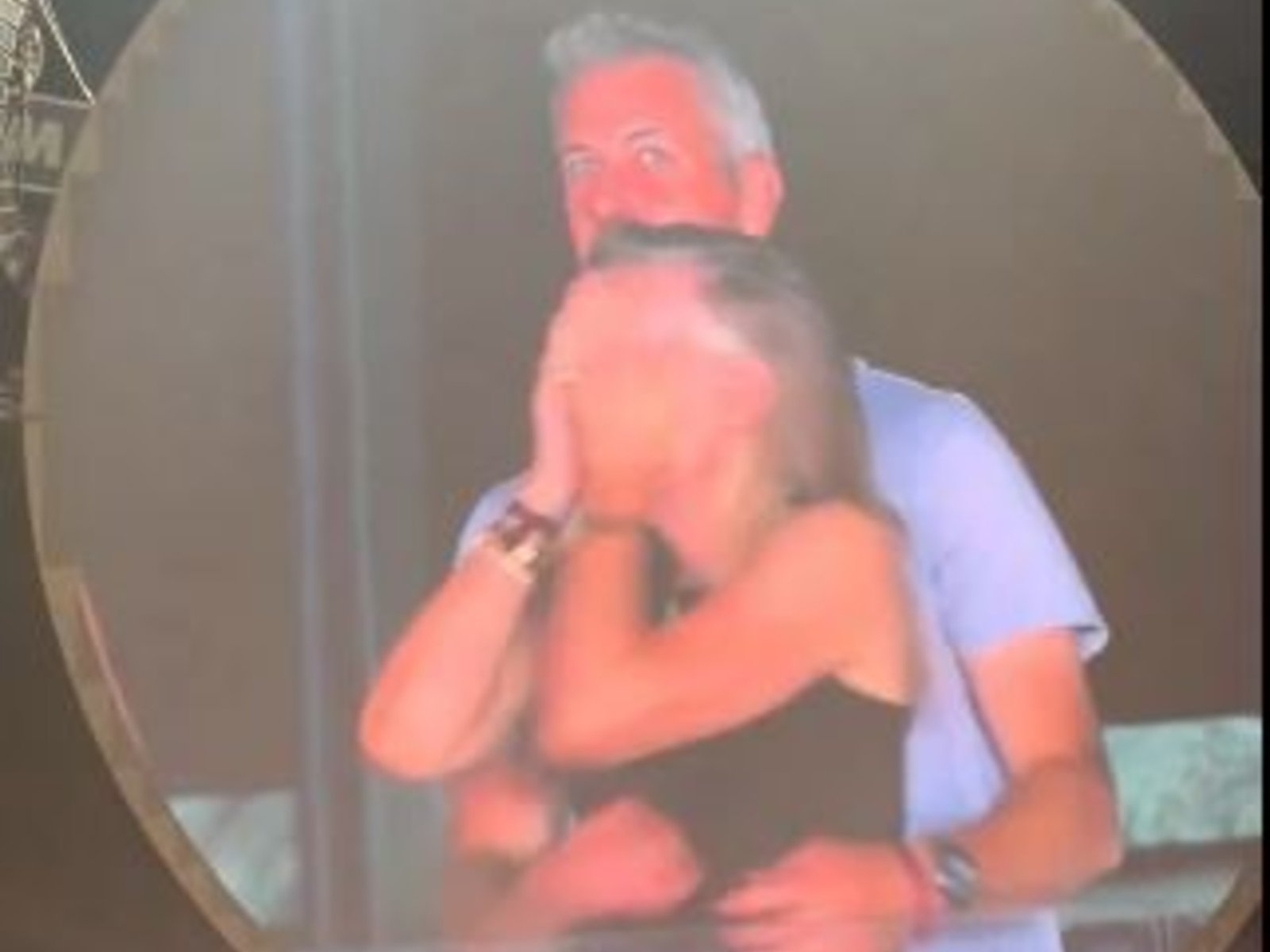 Andy Byron y Kristin Cabot en el momento que se dan cuenta que la cámara los estaba enfocando. Foto: Captura