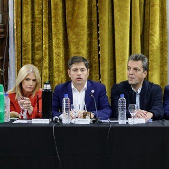 Un dramático acuerdo en la madrugada evitó el quiebre en el peronismo por el cierre de listas para las elecciones de la Provincia