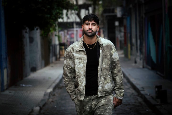 Emir Abdul habló con Clarín de cómo maneja los comentarios de los haters. Foto: Mariana Nedelcu.