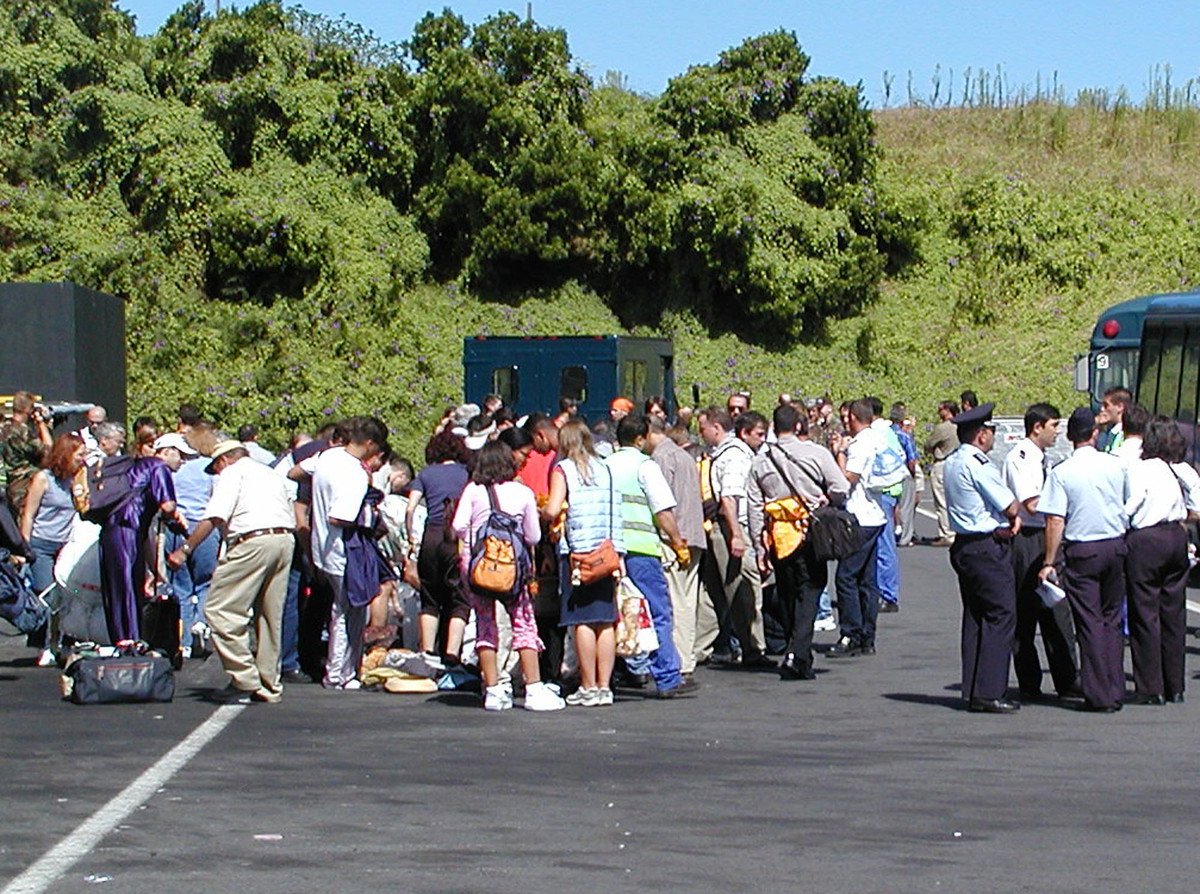 Los pasajeros del vuelo histórico de agosto de 2001. (Foto: AP)