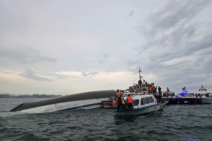El accidente ocurrió en la bahía de Ha Long, patrimonio de la Unesco. Foto EFE/EPA/VIETNAM NEWS AGENCY