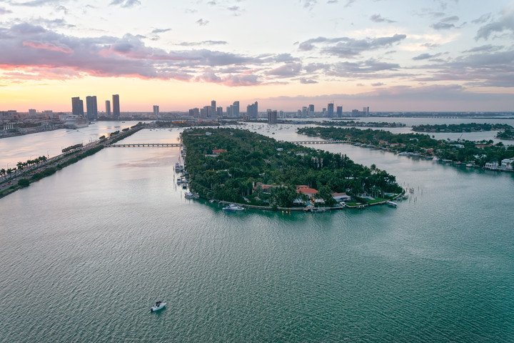 Palm Island e Hibiscus en Miami. Vista aérea desde helicóptero al atardecer. Foto: Shutterstock