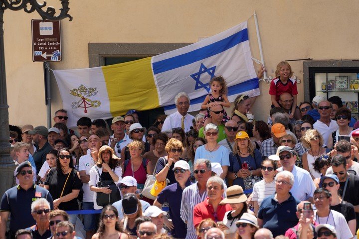 Los fieles se acercaron a escuchar el Ángelus. Foto: AP