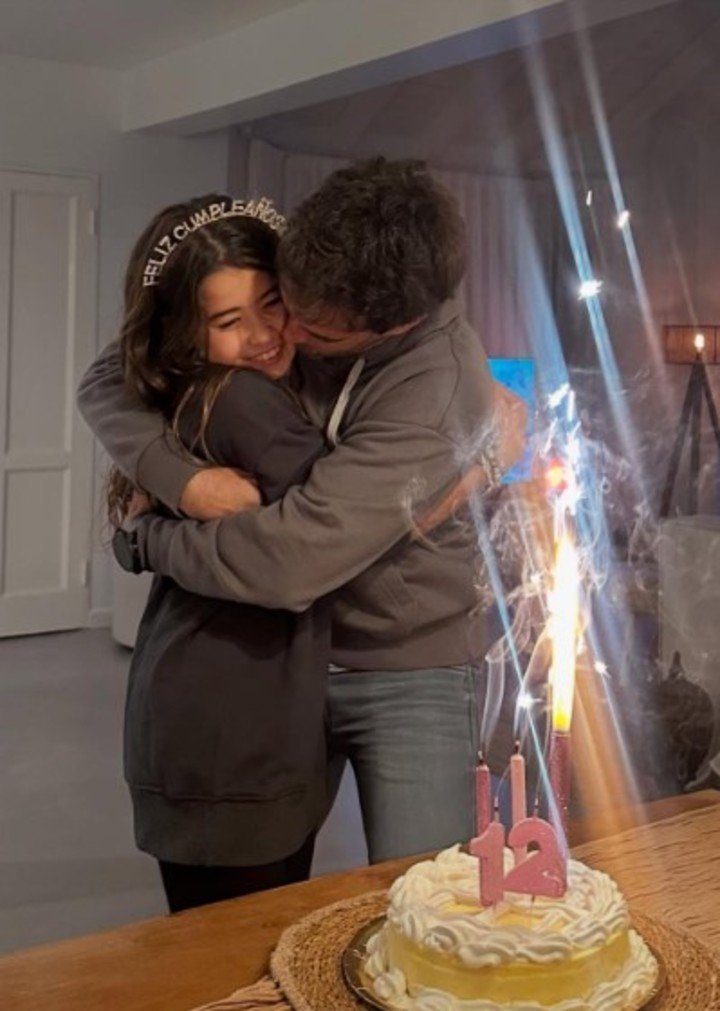 Así empezó su cumpleaños Rufina, acompañada por su papá. Fotos: Instagram.