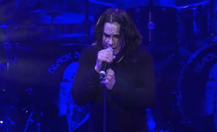 El músico británico, cuando interpretó la canción "Black Sabbath" en un recital de 2013, parte de la gira mundial de ese año.