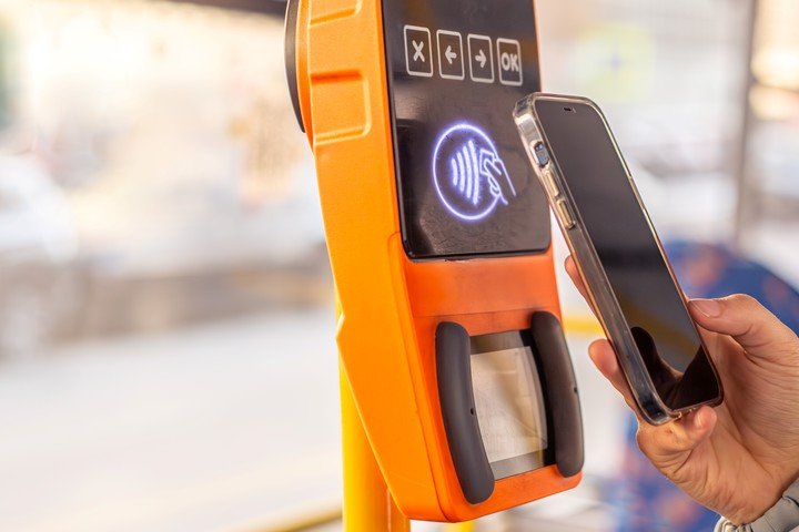 NFC también puede usarse en sistemas de transporte público, permitiendo pagar el pasaje con el celular. Foto: Freepik.