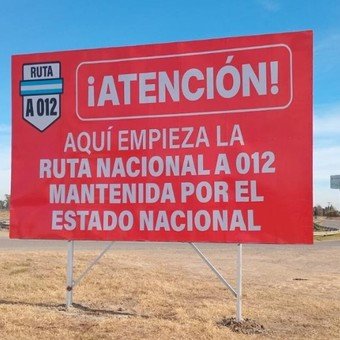 En medio de la pelea entre la Casa Rosada y los gobernadores, aparecieron carteles contra el gobierno de Milei en rutas nacionales
