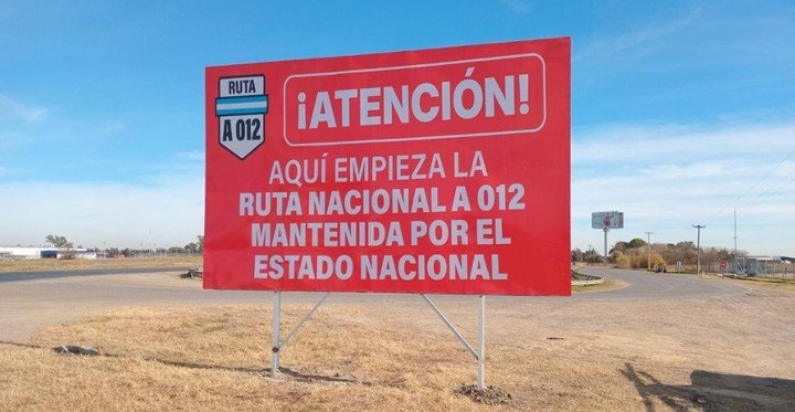 En las rutas nacionales de Santa Fe aparecieron carteles que indican que el mantenimiento corresponde al gobierno de Milei.