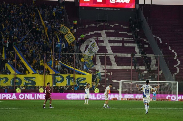 La hinchada de Rosario Central, presente en Lanús. Foto: Juano Tesone.