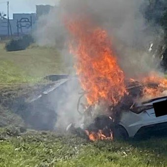 Tragedia en la Ruta 2: hay dos muertos por un auto que se despistó, chocó y se prendió fuego