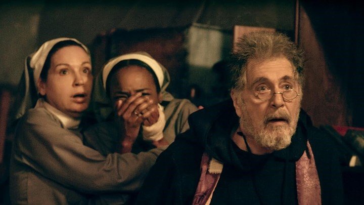 Qué estarán viendo. Por lo menos, las hermanas y el cura miran hacia el mismo lado.