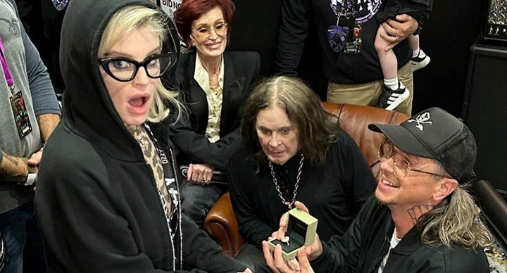 Kelly Osbourne recibe el anillo de parte de Sid Wilson. Ozzy, en el fondo, miraba sorprendido. Foto Instagram