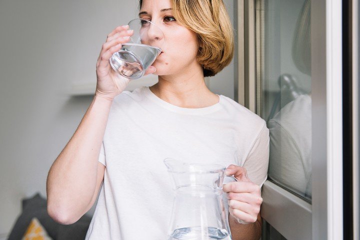 El agua potable que consumimos está tratada para ser segura, pero no es "pura" en el sentido científico estricto. Foto: Freepik.