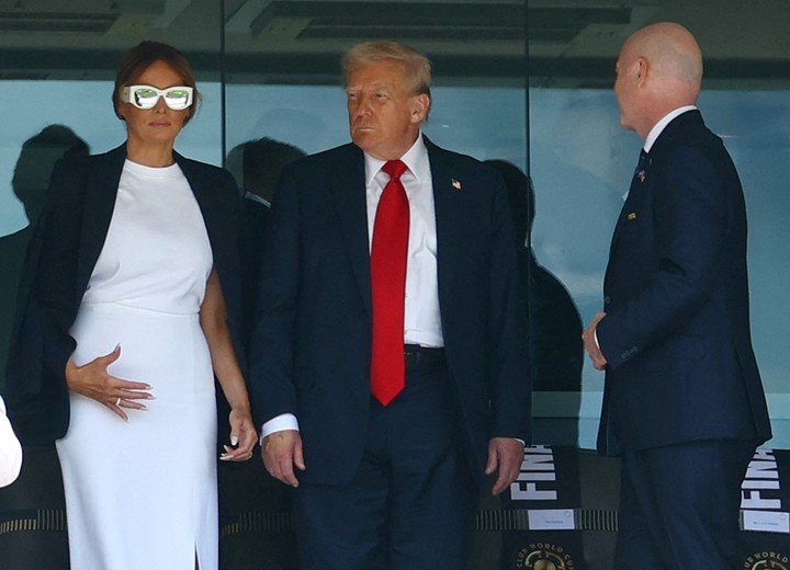 Aunque los focos del domingo en Nueva Jersey se fueron con los tobillos de Trump, ya había vestigios de maquillaje en su mano derecha. Foto Reuters/Kai Pfaffenbach. 