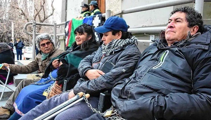 Desde el martes, integrantes de distintas comunidades mapuche permanecían encadenadas a la Casa de Gobierno de Neuquén. Foto: gentileza Diario Rio Negro