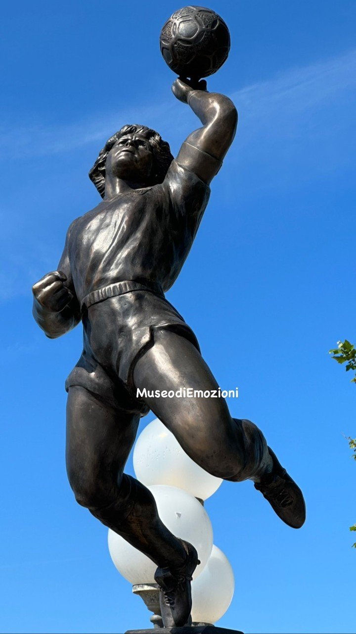La estatua de La Mano de Dios en Nápoles. Foto: @museodiemozioni