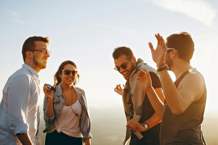Vivir en comunidad y tener buenas relaciones de amistad puede ayudar a alcanzar la plenitud. Foto: Pexels.