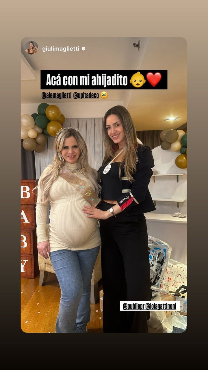 Alejandra Maglietti junto a su hermana, en el baby shower de su primer hijo. Foto: Instagram