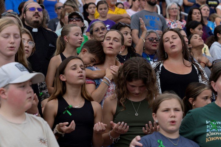 Personas asisten a un servicio religioso en memoria de las víctimas de las inundaciones en Kerrville, Texas, Estados Unidos, el 9 de julio de 2025. REUTERS/Umit Bektas
