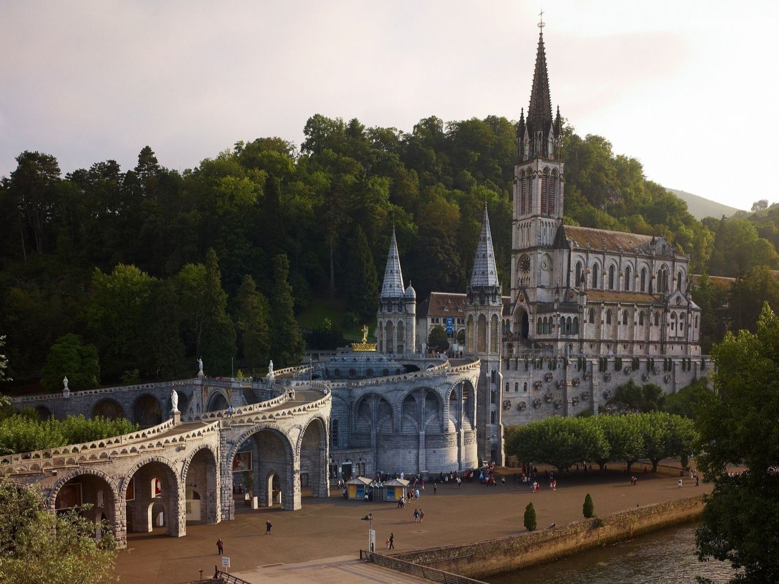 El santuario de la Virgen en la ciudad de Lourdes, junto a los Pirineos franceses./ Imagen del sitio oficial de Turismo de Francia.