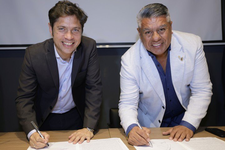 Firma de acuerdo entre Chiqui Tapia y Axel Kicillof. Foto: @Kicillofok