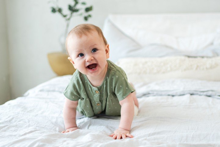 Entre los 18 y 24 meses los bebés suelen reconocerse en el espejo. / Foto Shutterstock.