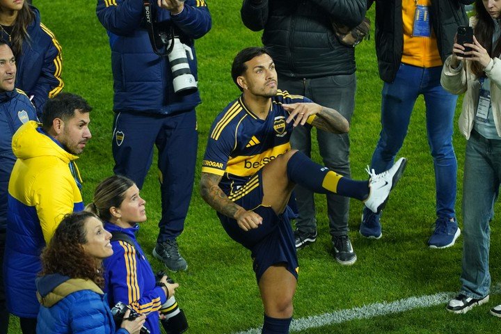 Leandro Paredes regaló pelotas autografiadas a la tribuna. (Juano Tesone)