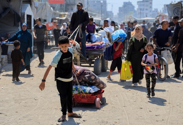 Familias palestinas forzadas a evacuar sus casas en Jan Younis, en el sur de la Franja de Gaza, bajo los bombardeos de Israel. Foto: REUTERS 