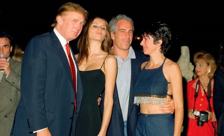 Donald Trump, su esposa Melania, Jeffrey Epstein y su pareja Ghislaine Maxwell, en una de las imágenes reveladas en los últimos días.