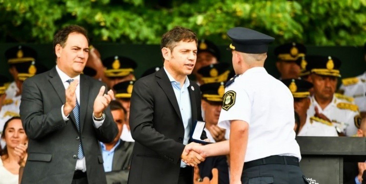 El gobernador bonaerense, Axel Kicillof, junto al ministro de Seguridad, Javier Alonso.