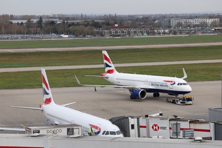 Aviones varados en Heathrow. Foto: Reuters
