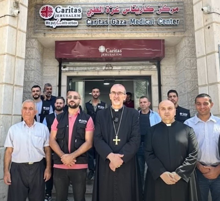 Visita eclesiástica a la iglesia Sagrada Familia en Gaza y centro de Cáritas tras el ataque en el que resultó herido el sacerdote argentino Gabriel Romanelli.