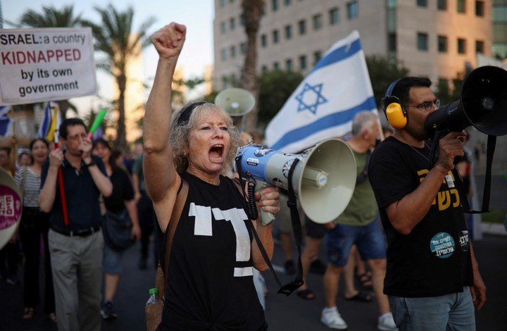 Una protesta en Tel Aviv, este jueves, para exigirle la liberación de todos los rehenes que quedan en manos de Hamas. Foto: REUTERS 