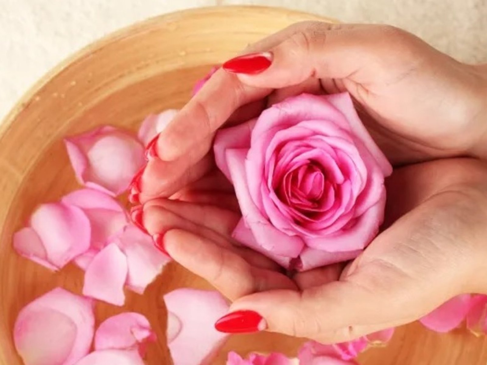 El renacer de un clásico: el agua de rosas en el cuidado de la piel En un mundo donde la cosmética natural cobra cada ve... Descubre más sobre preocupados, f...