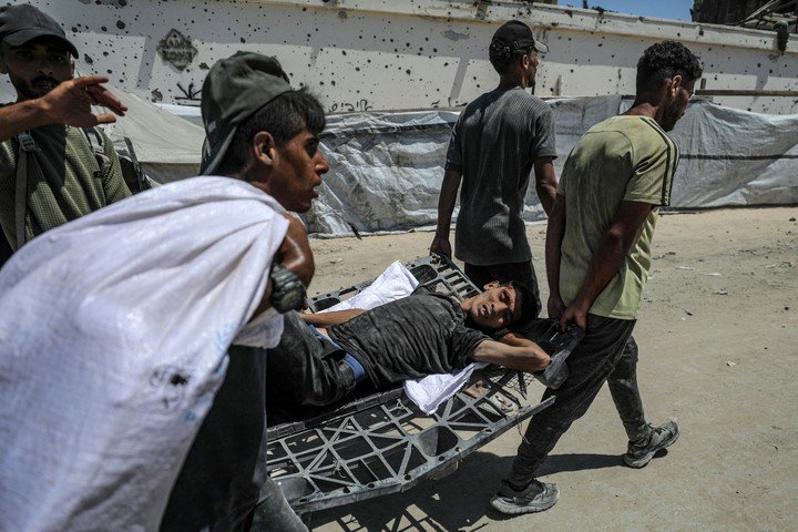 Un hombre herido durante un tiroteo en un punto de distribución de alimentos cerca de Zikim, en el norte de la Franja de Gaza. Foto EFE