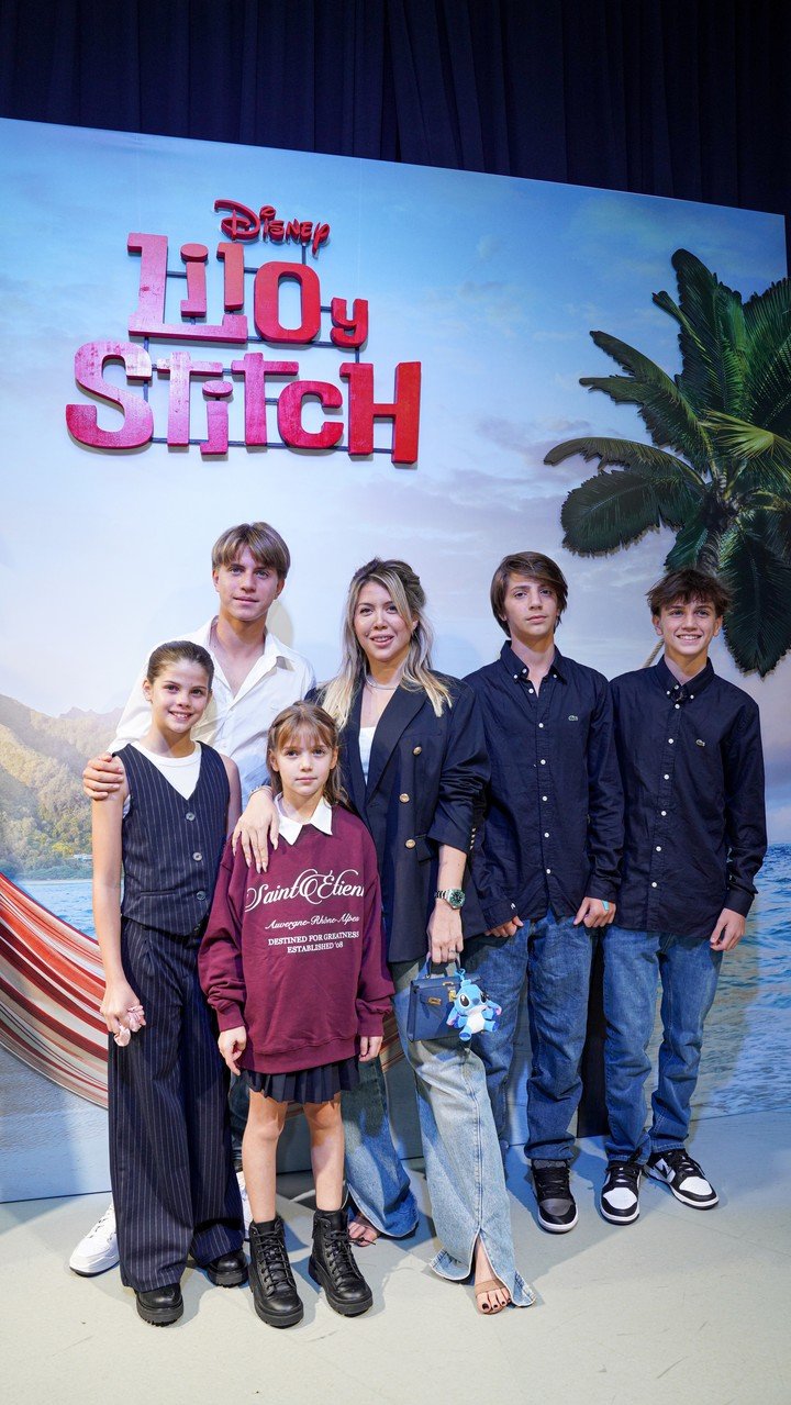 Wanda Nara junto a sus hijos, Valentino, Benedicto, Constantino, Francesca e Isabella. | Foto: Gentileza Disney