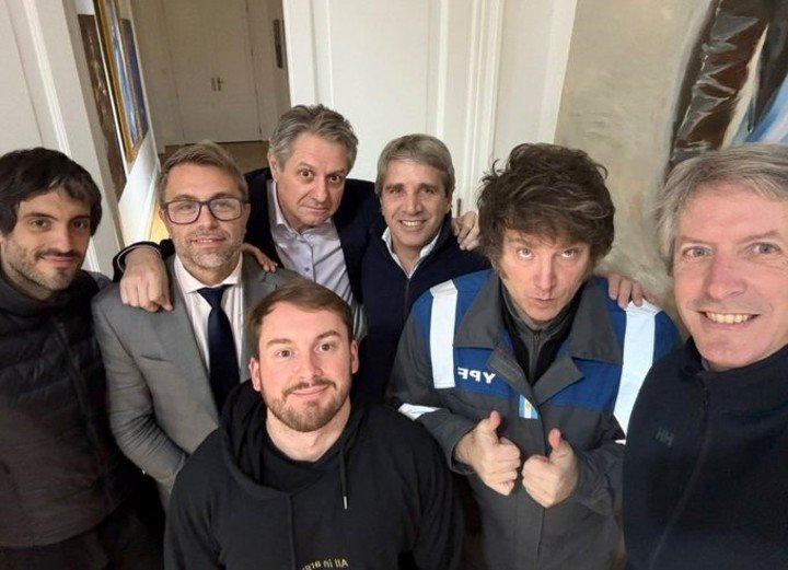 Javier Milei felicitó a Luis Caputo por las cifras de la inflación. Foto X