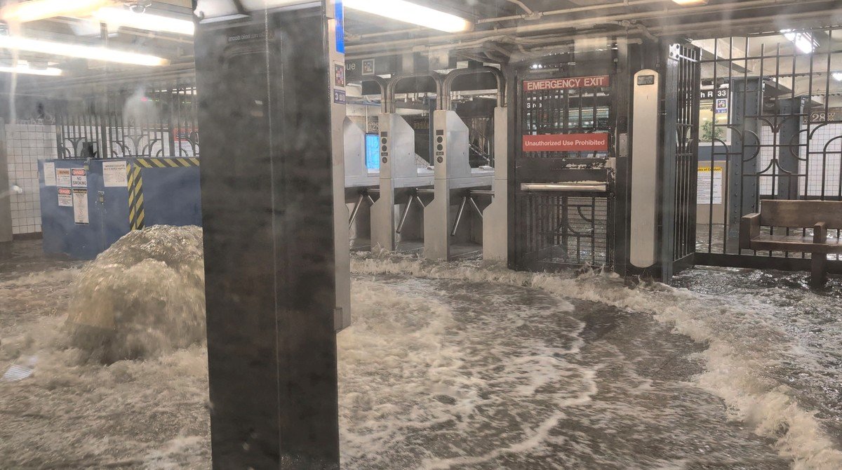 El subte en New York, inundado en medio de las tormentas y fuertes precipitaciones. (Foto: Reuters)