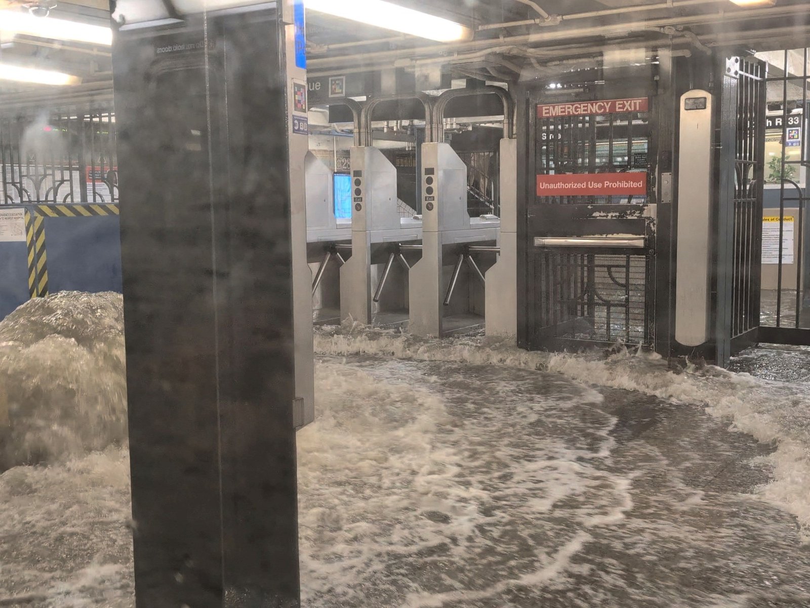  Un fenómeno climático sin precedentes transforma la vida urbana en Nueva York Las intensas lluvias que desde el lun... Descubre más sobre cambio, divers...