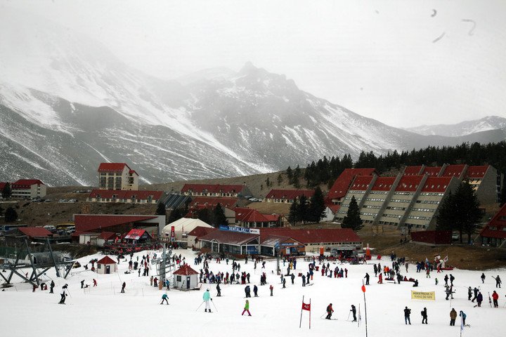 En Las Leñas, en donde las reservas también peligran por la falta de nieve, también recurren a los cañones que hacen nieve artificial. Foto: archivo Clarín