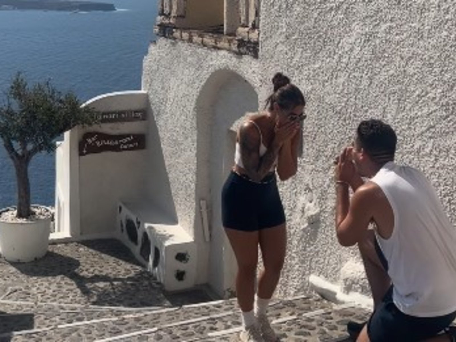 Una propuesta inesperada: el romance y el azar en Santorini Una imagen idílica de amor se vio interrumpida por un giro c... Descubre más sobre considerar, me...