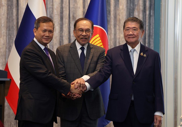 El primer ministro camboyano, Hun Manet; el primer ministro malasio, Anwar Ibrahim; y el primer ministro interino tailandés, Phumtham Wechayachai, estrechan las manos tras acordar el alto el fuego. Foto: Xinhua